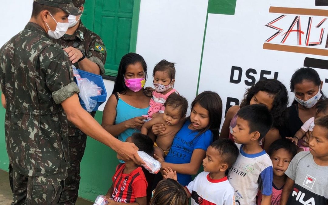 DEFESA: Militares levam kits de alimentos e higiene para comunidades indígenas