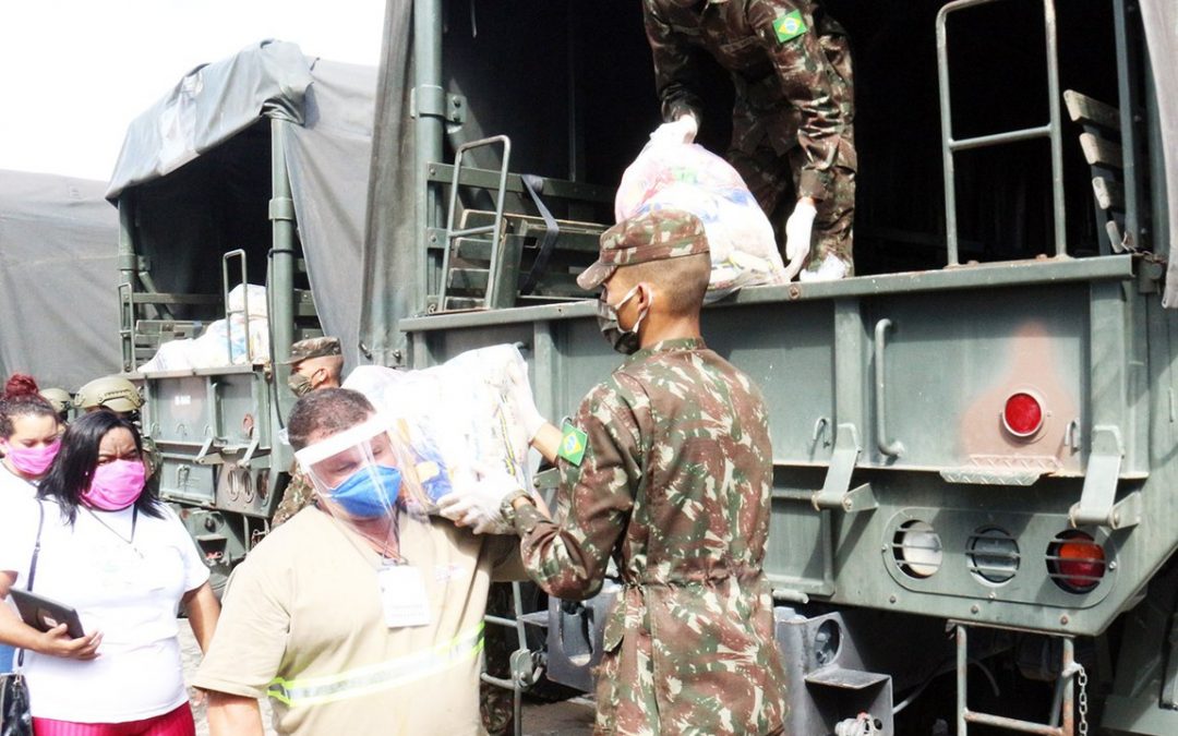 DEFESA: Militares distribuem cestas básicas e kits de higiene que beneficiam mais de 30 mil pessoas