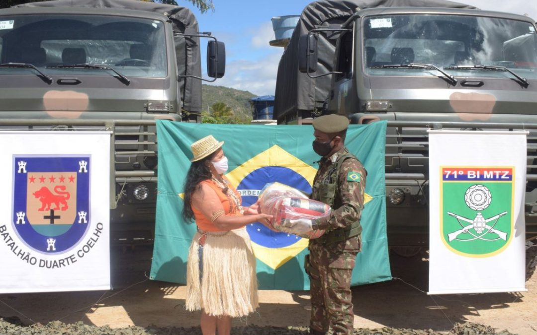 DEFESA: Forças Armadas ajudam comunidade indígena de Pernambuco com cestas básicas
