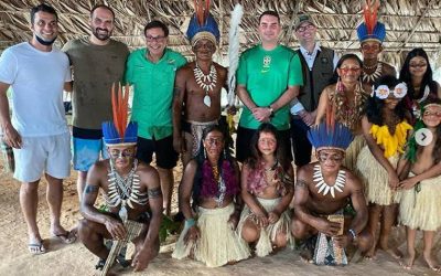 FOLHA DE SÃO PAULO: Irmãos Bolsonaro e membros do governo visitaram indígenas na Amazônia sem usar máscaras