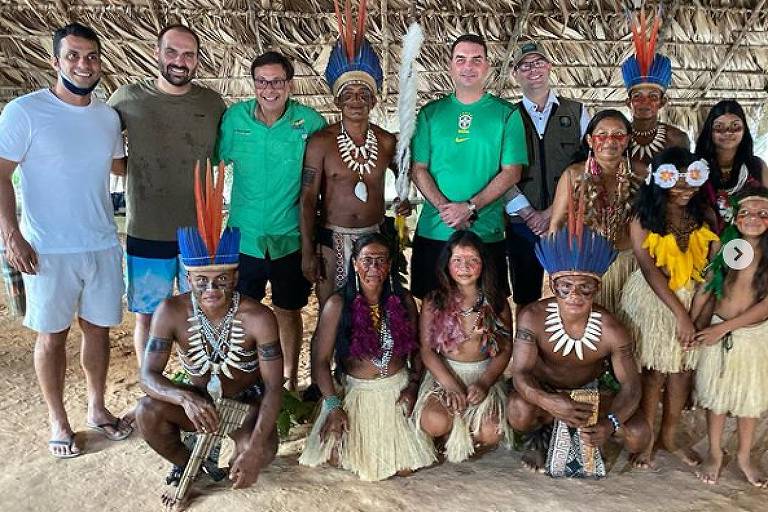 FOLHA DE SÃO PAULO: Irmãos Bolsonaro e membros do governo visitaram indígenas na Amazônia sem usar máscaras
