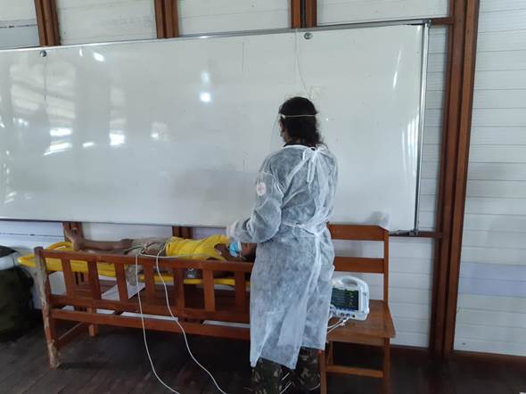 DEFESA: Indígena Yanomami recebe atendimento médico das Forças Armadas