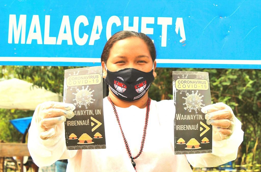 CIR: COVID-19: FOLDERS EM LÍNGUAS NATIVAS LEVAM INFORMAÇÃO A COMUNIDADES INDÍGENAS DE RORAIMA