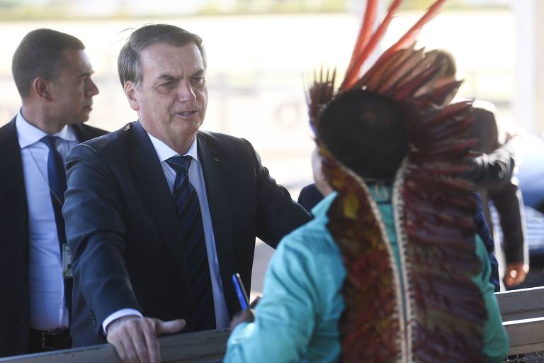 FOLHA DE S. PAULO: ‘Cada vez mais o índio é um ser humano igual a nós’, diz Bolsonaro