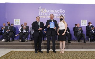 PRESIDÊNCIA: Presidente recebe plano para vacinação contra Covid-19