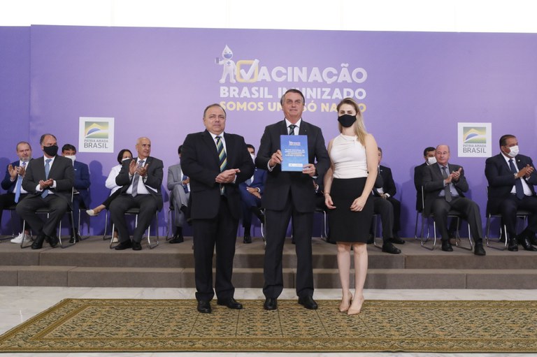 PRESIDÊNCIA: Presidente recebe plano para vacinação contra Covid-19