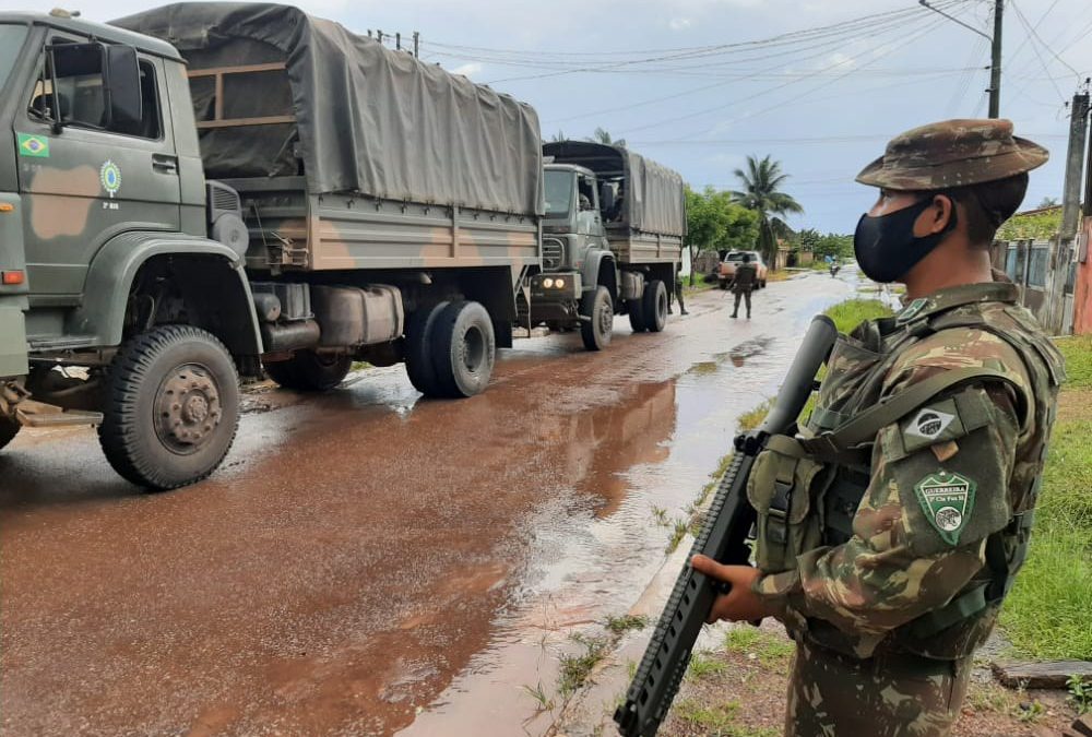 DEFESA: Militares apoiam transporte de vacinas, oxigênio, pacientes e equipes de saúde