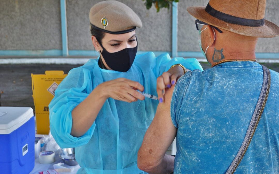 DEFESA: Forças Armadas vacinam brasileiros contra a Covid-19