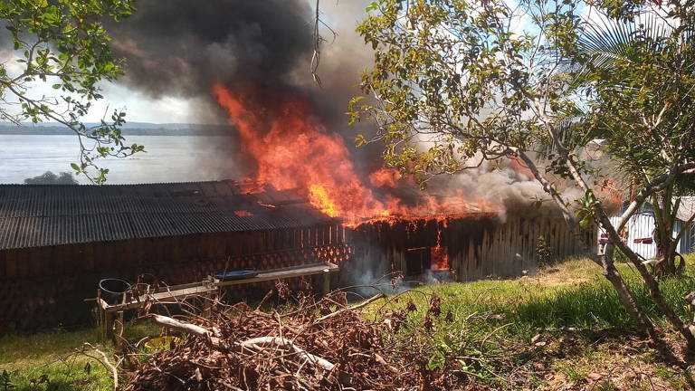 FOLHA DE S. PAULO: Em reação a operação contra mineração ilegal, garimpeiros incendeiam aldeia no PA
