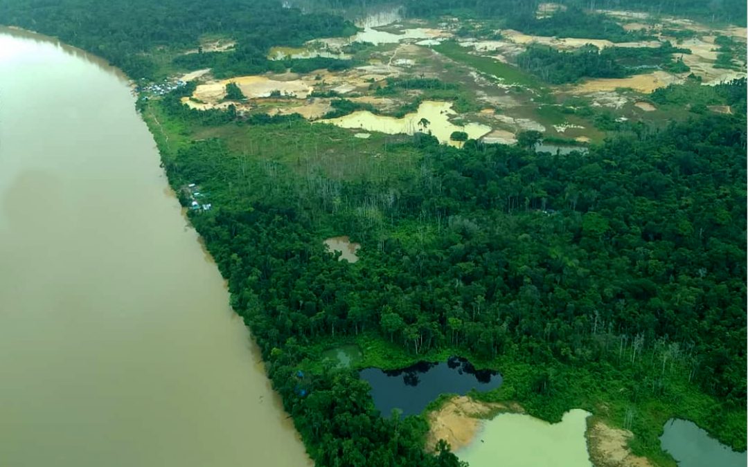 AMAZÔNIA REAL: Garimpeiros agora lançam bombas de gás lacrimogêneo em aldeia Yanomami