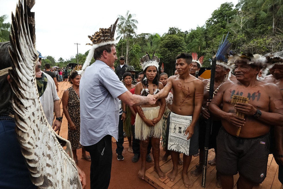 DE OLHO NOS RURALISTAS: Político anti-indígenas, Bolsonaro retira máscara no Amazonas e coloca cocar