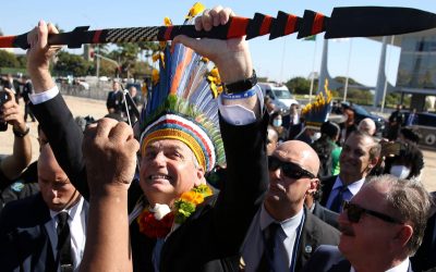 FOLHA DE SÃO PAULO: Sem máscara e de cocar, Bolsonaro promove aglomeração com indígenas pró-governo
