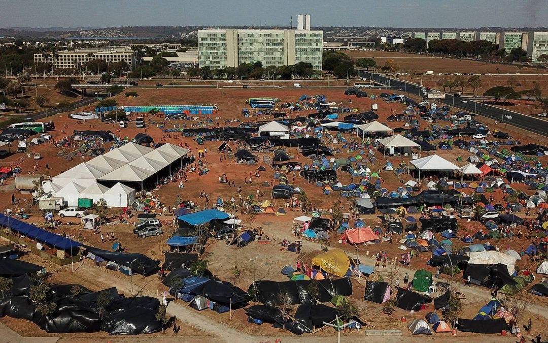 FOLHA DE SÃO PAULO: Mega-acampamento indígena em Brasília tem plenária política, famosos e roda de música