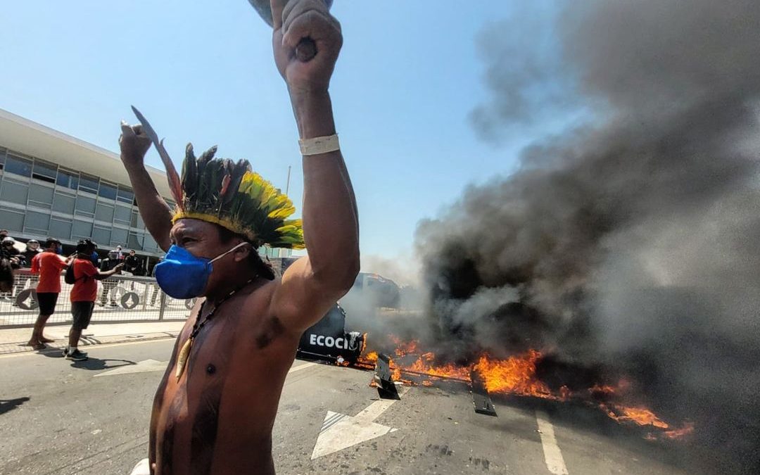 AMAZÔNIA REAL: Indígenas levam caixão para o Palácio do Planalto