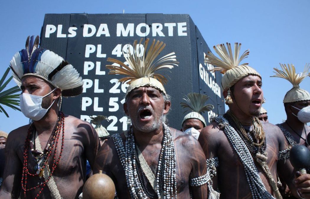 CIMI: Em ato simbólico, povos indígenas denunciam agenda anti-indígena do governo federal e do Congresso