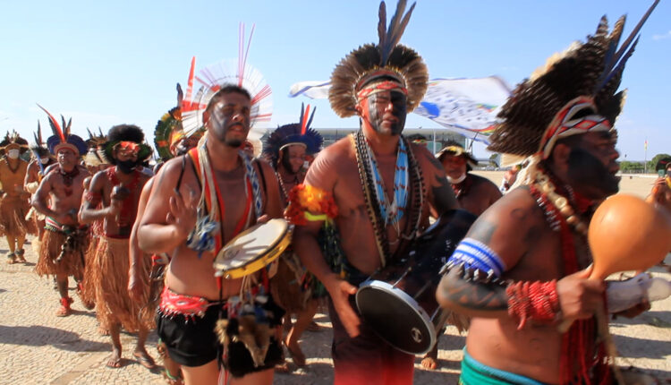 CONGRESSO EM FOCO: Lideranças políticas e celebridades protestam em acampamento dos povos indígenas