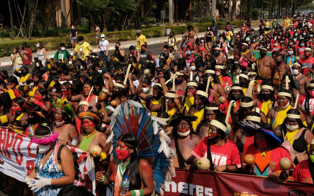 AMAZÔNIA REAL: Mulheres marcham e tacam fogo em boneco de Bolsonaro