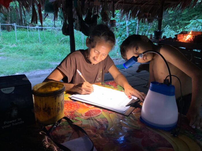 IEB: Comunidades sem energia elétrica recebem lâmpadas solares no Pará