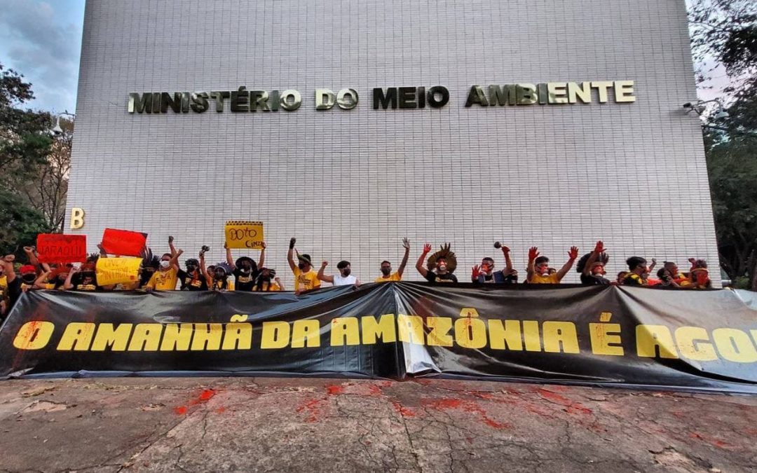 APIB: #AmazôniaÉAgora: Jovens indígenas realizam ato em frente ao MMA, em Brasília