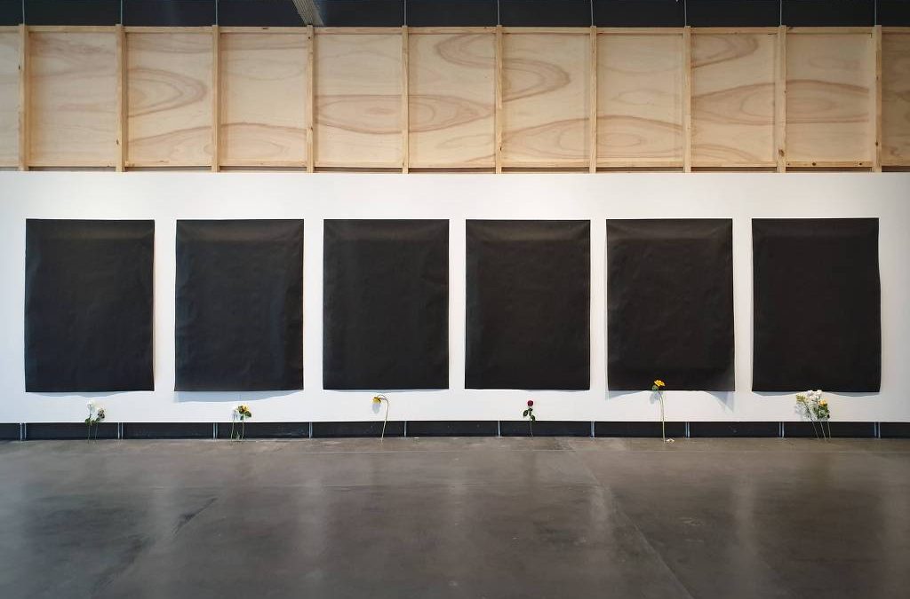 FOLHA DE SÃO PAULO: Bienal de SP cobre obras de Jaider Esbell com tecidos pretos em forma de luto
