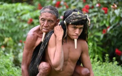 FOLHA DE SÃO PAULO: A história por trás de imagem de indígena carregando pai para se vacinar contra Covid