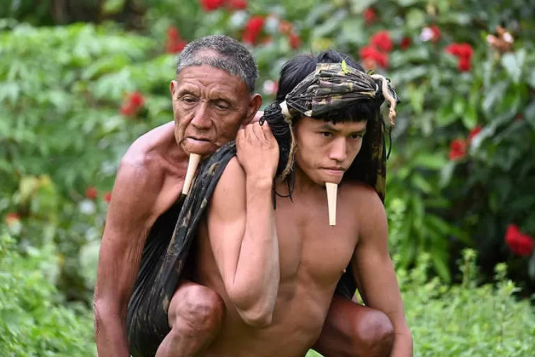 FOLHA DE SÃO PAULO: A história por trás de imagem de indígena carregando pai para se vacinar contra Covid