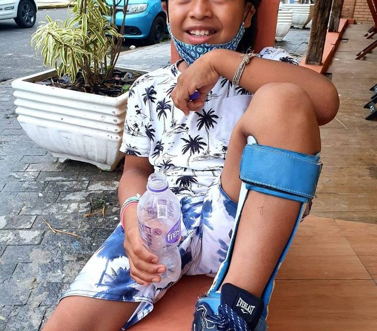 FOLHA DE SÃO PAULO: Vacina em 1º menino imunizado contra Covid devolve esperança, diz tutora