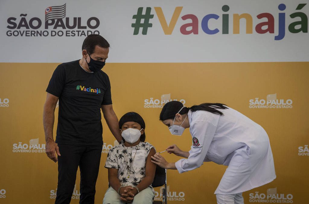FOLHA DE SÃO PAULO: Líderes indígenas exaltam vacina em menino xavante, mas cobram mais políticas