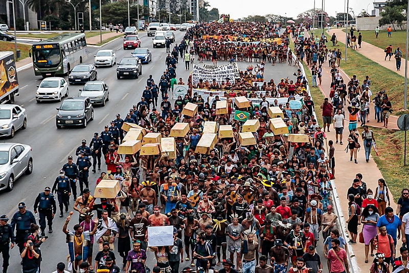 BRASIL DE FATO: Milhares de indígenas protestam em Brasília contra mineração em terras tradicionais