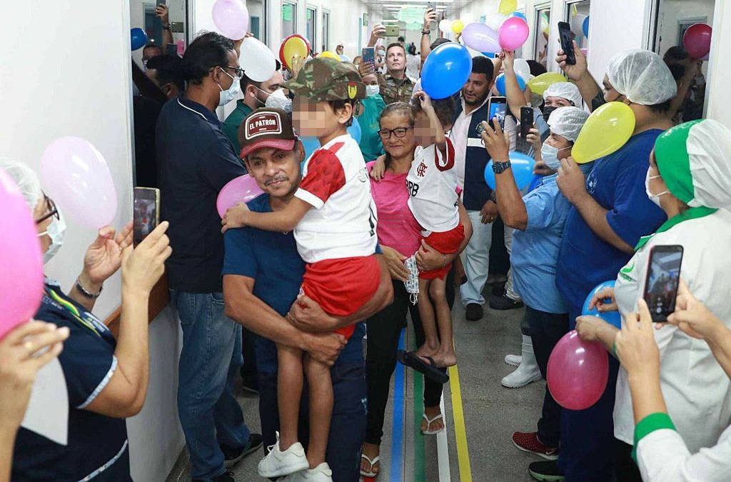 FOLHA DE SÃO PAULO: Crianças perdidas na floresta por 27 dias deixam hospital no AM