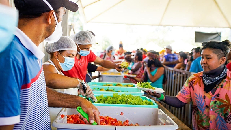 BRASIL DE FATO: Cozinha do Acampamento Terra Livre alimenta sete mil indígenas com produção da reforma agrária