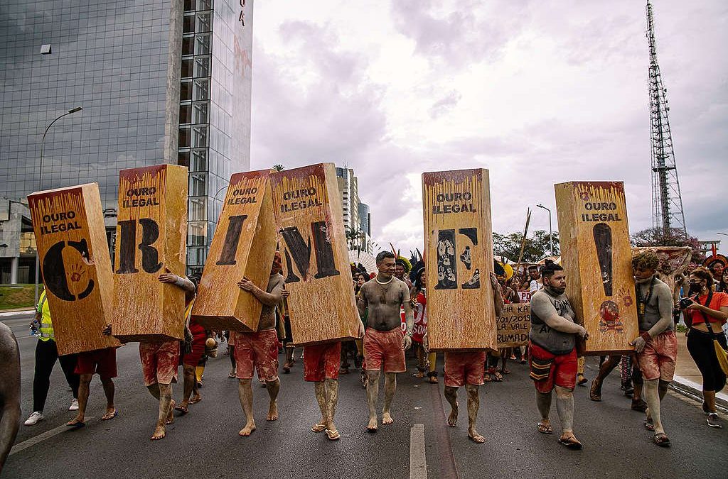 GREENPEACE: #ATL2022: Indígenas se pintam de sangue e lama em protesto contra o garimpo