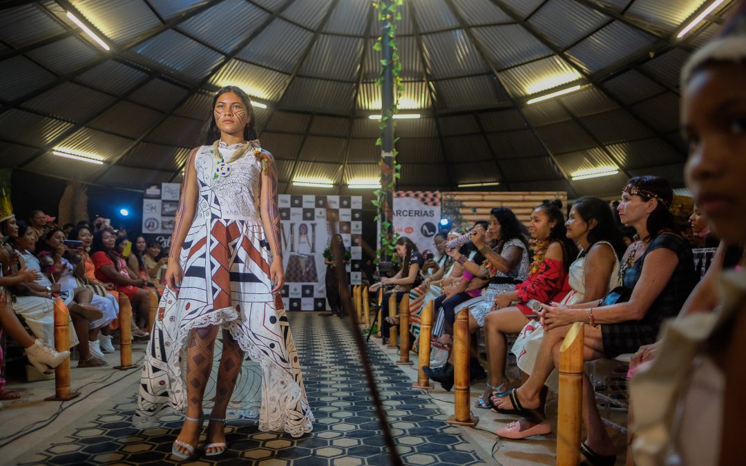 AMAZÔNIA REAL: Parque das Tribos celebra a moda intercultural de mulheres indígenas