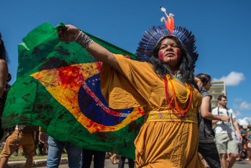 ISA: Sonia Guajajara: demarcando terras, demarcando telas!