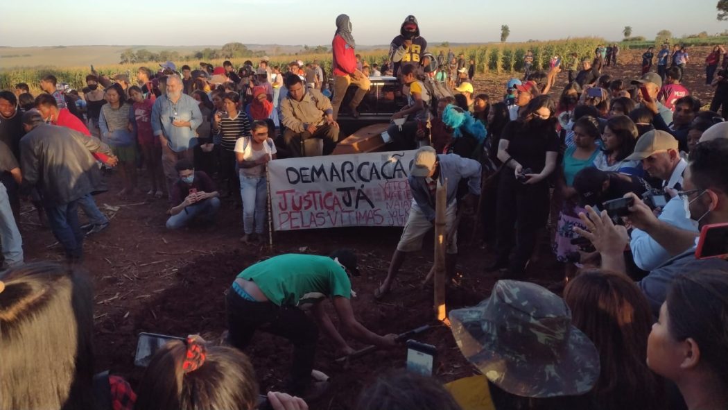 CIMI: Em solidariedade, cerca de 2 mil pessoas acompanham enterro de Vitor Guarani Kaiowá, assassinado no território de Guapoy (MS)