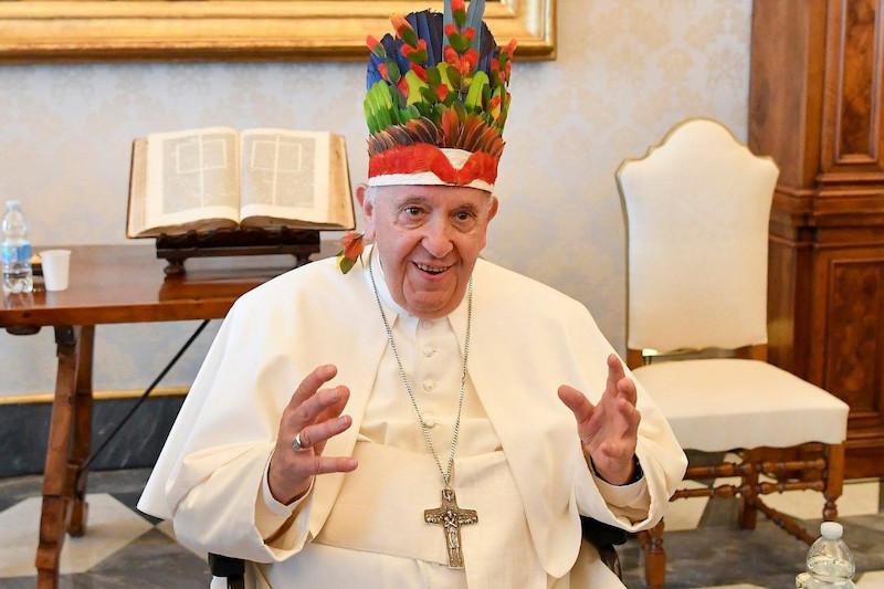 ISA: Papa ganha cocar feito em São Gabriel da Cachoeira (AM) e pede: “escutem os indígenas”