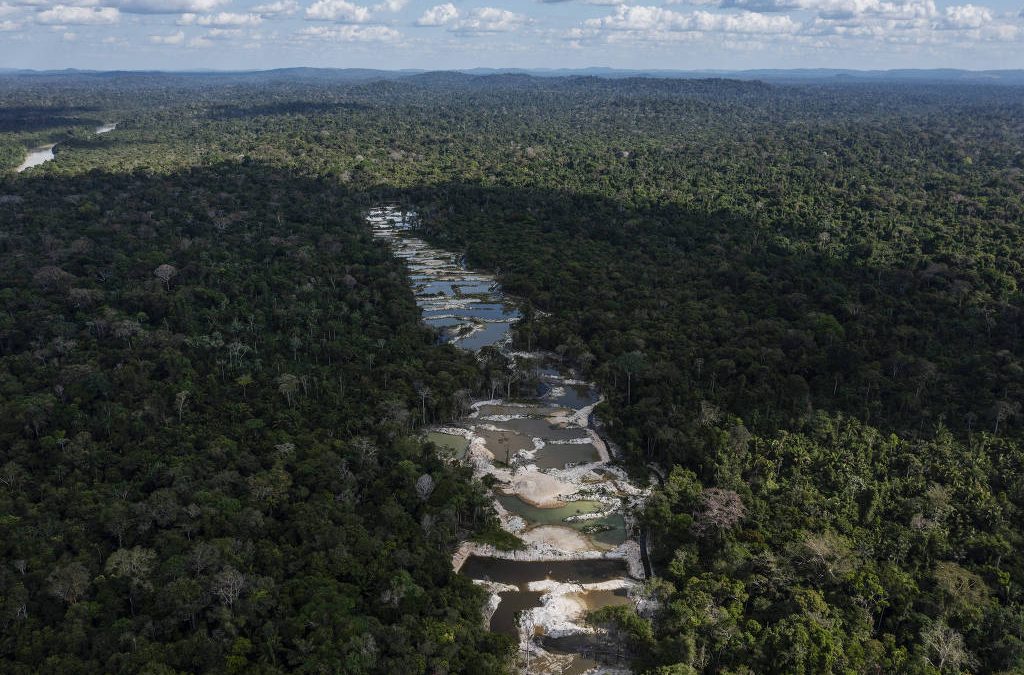 FOLHA DE SÃO PAULO: Garimpo ilegal de ouro divide terra indígena no sul do Pará