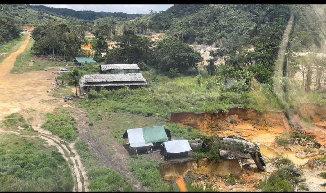 CIMI: Incêndio em unidade de saúde de TI Yanomami revela ineficiência em operações contra garimpeiros￼