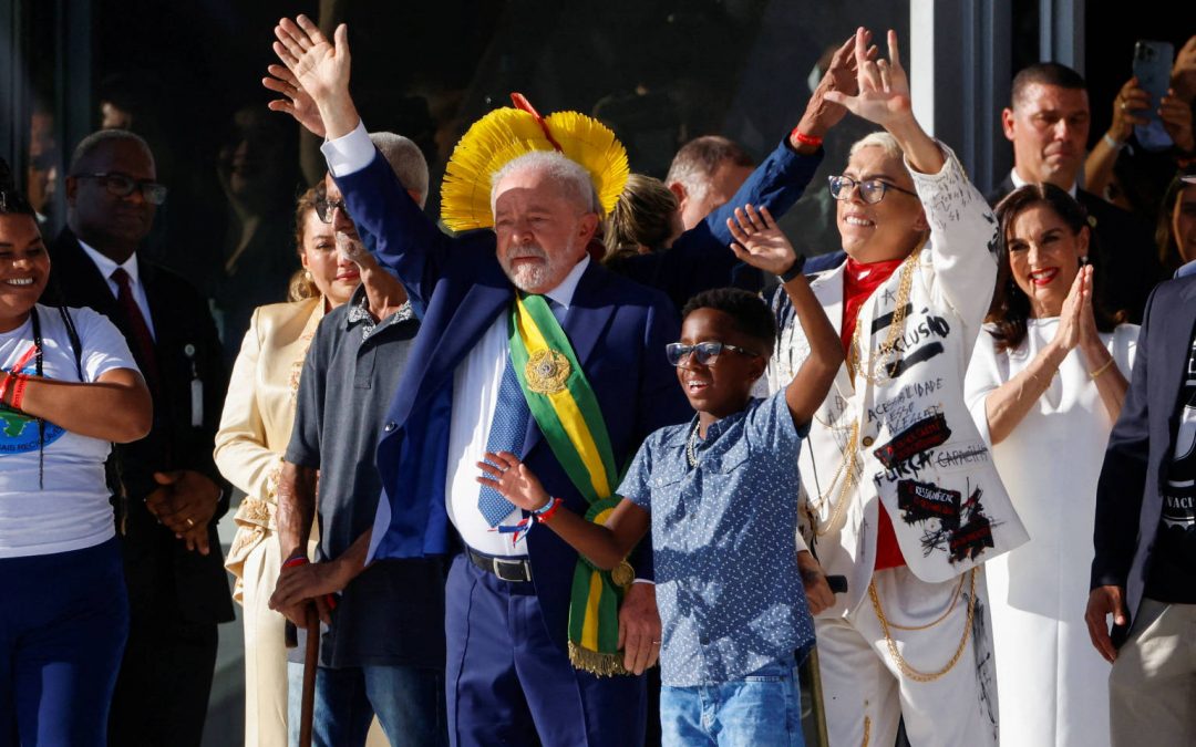 FOLHA DE S. PAULO: Lula recebe faixa de criança, indígena, negro, mulher, operário e pessoa com deficiência em nome do ‘povo brasileiro’