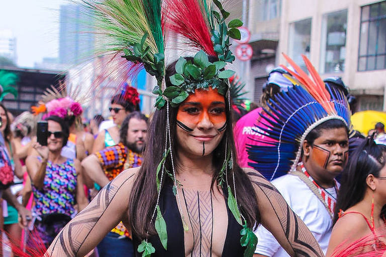 FOLHA DE SÃO PAULO: É errado usar fantasia de indígena no Carnaval? E falar ‘programa de índio’?