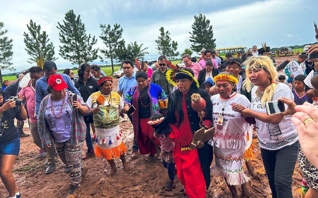 APIB: Aty Guasu recebe comitiva do Governo Federal no território de retomada Guarani e Kaiowá, no Mato Grosso do Sul