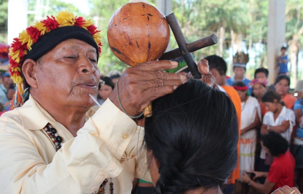 CIMI: Homenagem a Atanásio Teixeira: parte o Pai de Todos, e com ele parte das rezas ancestrais e do próprio espirito Kaiowá