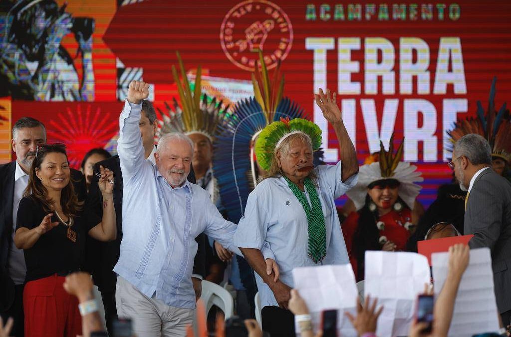 FOLHA DE S. PAULO: Lula diz que pretende demarcar todas as terras indígenas até 2026