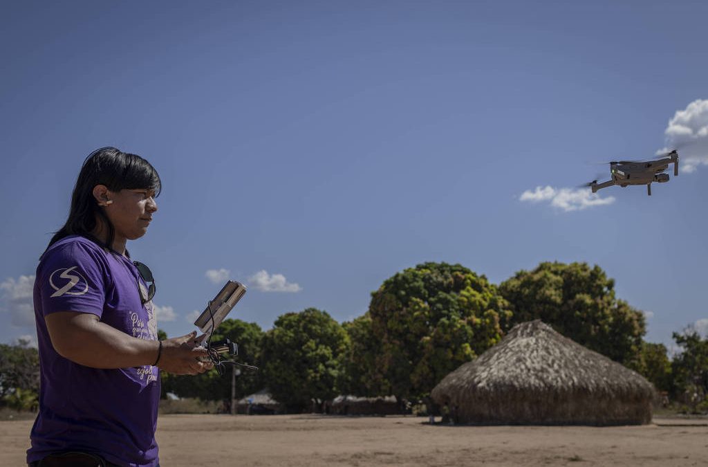 FOLHA DE SÃO PAULO: Indígenas usam drones para combater incêndios e regenerar lavouras em MT