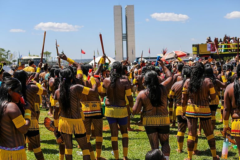 BRASIL DE FATO: Assinatura de atos com presença de cinco ministras marca encerramento da Marcha das Mulheres Indígenas