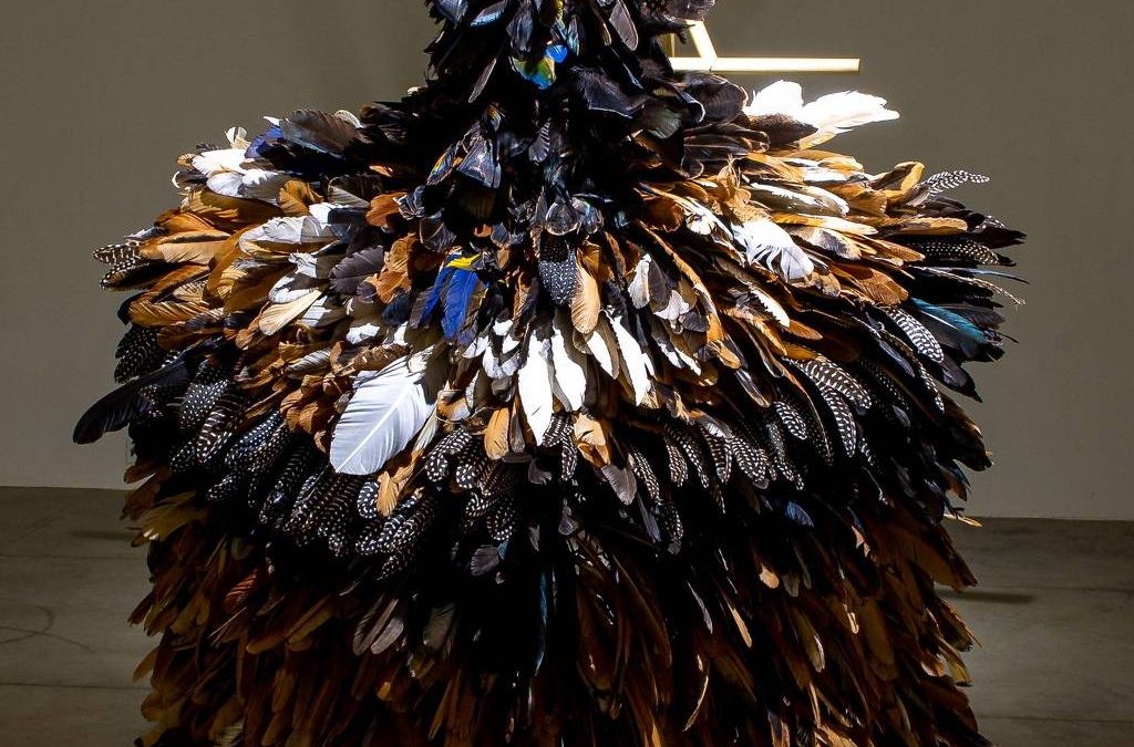 FOLHA DE SÃO PAULO: Novo manto tupinambá, parente da peça que volta ao Brasil, ganha uma exposição