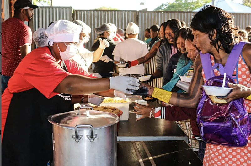 BRASIL DE FATO: Cozinha solidária do MTST oferece alimentação para mais de 5 mil mulheres indígenas