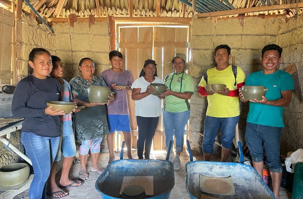 CIR: Estudantes indígenas da escola Inácio Mandulão no Amajari participam de aula prática de produção da panela de barro