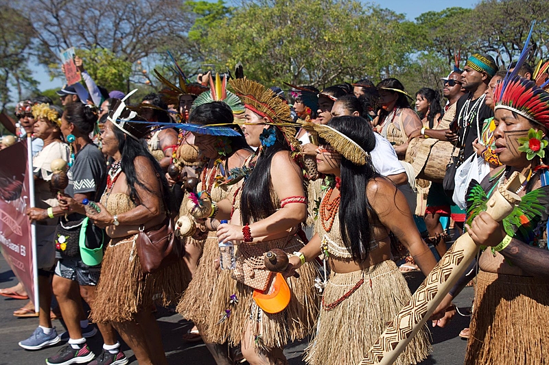 BRASIL DE FATO: Mulheres indígenas marcham em Brasília por demarcação de terras e pelo fim da violência; veja fotos