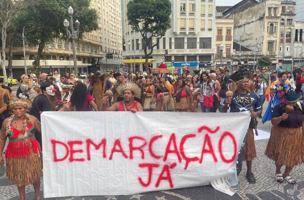 FOLHA DE SÃO PAULO: Indígenas chegam ao Rio para encontrar o manto tupinambá e protestam